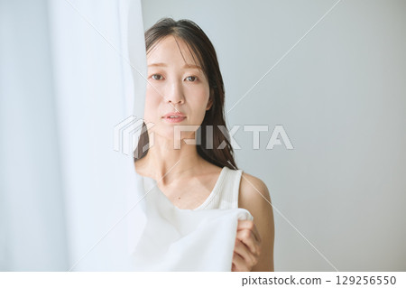 自然光包圍下的女性自然肖像 自然光包圍下的女性自然肖像 129256550