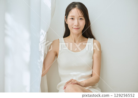 Natural portrait of a woman in natural light Natural portrait of a woman in natural light 129256552
