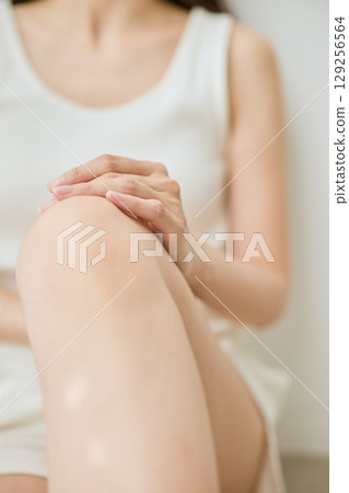 Natural portrait of a woman in natural light Natural portrait of a woman in natural light 129256564