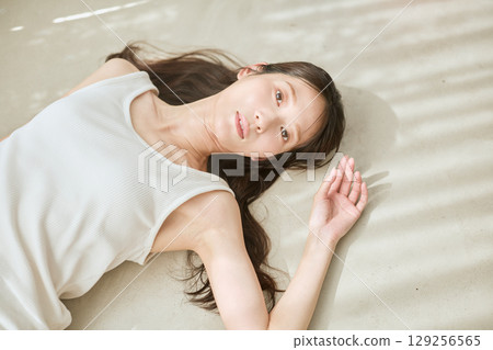 Natural portrait of a woman in natural light 129256565