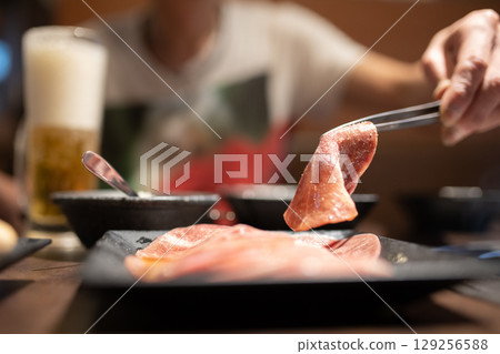 烤肉的男人的手 129256588