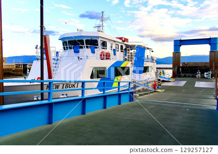 【香川】初秋的伊吹島:停泊在伊吹島毛拉港的開往觀音寺港的船隻 【香川】初秋的伊吹島:停泊在伊吹島毛拉港的開往觀音寺港的船隻 129257127