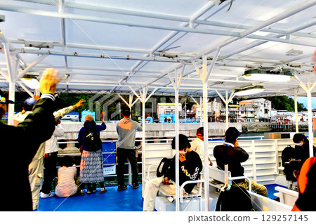 [Kagawa] Ibukijima in early autumn. People waving to Ibukijima from a ship leaving port. 129257145