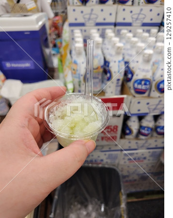 shaved ice  129257410