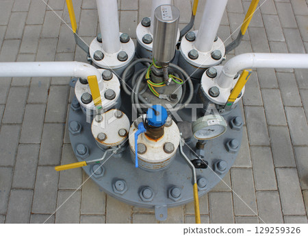 Large gas pump with pressure gauge and distribution pipes of the gas hub 129259326