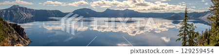 Lake view of the lake in the mountains 129259454