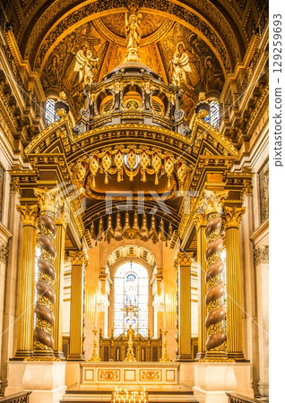 Inside St Paul's Cathedral in London, interior building details. 129259693