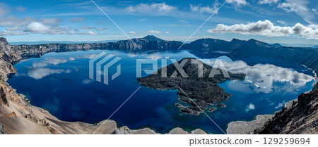 Lake view of the lake in the mountains 129259694