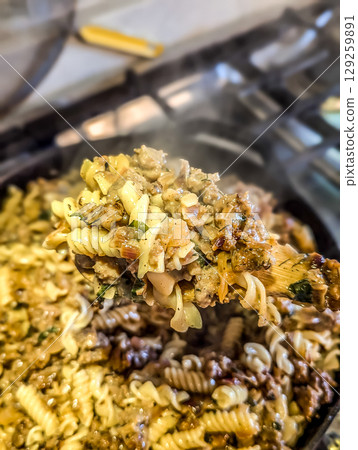 Makaroni po flotski russian national dish. homestyle 129259891