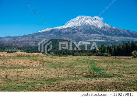 Mount Shasta in northern California with blue sky 129259915