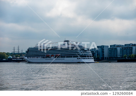 London united kingdom skyline views along thames river London united kingdom skyline views along thames river 129260084