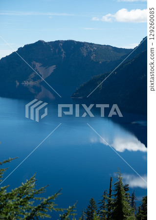 Lake view of the lake in the mountains 129260085