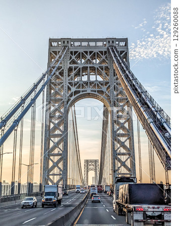New York City, United States of America: view of the Manhattan Bridge, a suspension bridge that crosses the East River 129260088