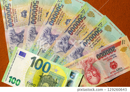 100 Euro Note vs 2,700,000 Vietnamese Dongs, A Striking Currency Value Comparison Display 129260643