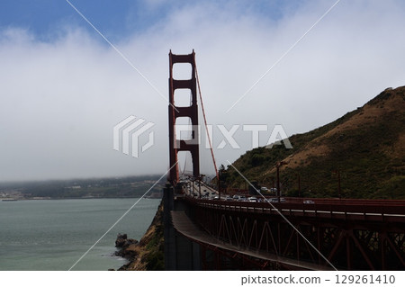 舊金山城市景觀：藍天、白雲、大海，還有一座橋，車來車往 129261410