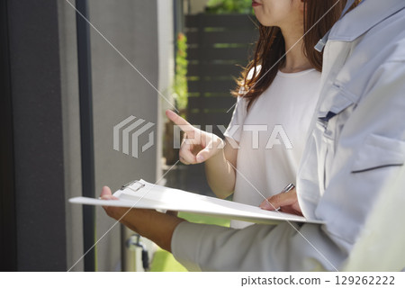 一名建築工人和一名婦女討論房屋 一名建築工人和一名婦女討論房屋 129262222