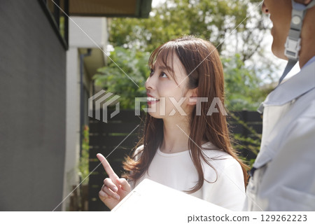 一名建築工人和一名婦女討論房屋 一名建築工人和一名婦女討論房屋 129262223