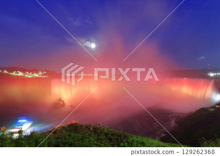 世界三大瀑布之一的加拿大尼加拉瀑布的燈光秀 129262368