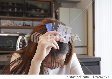 一位女士無法支付信用卡帳單 129262374