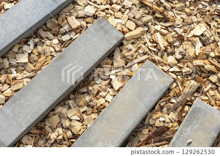 木屑和混凝土台階 129262530