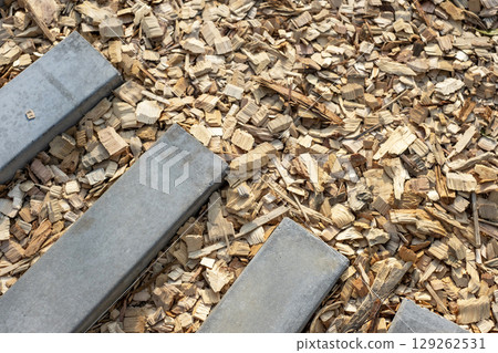 木屑和混凝土台階 129262531