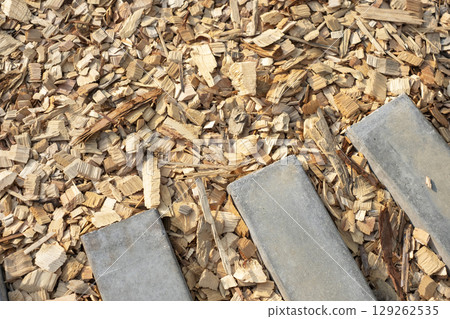 木屑和混凝土台階 129262535