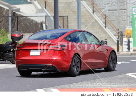 Image of an electric car in motion Image of an electric car in motion 129262538