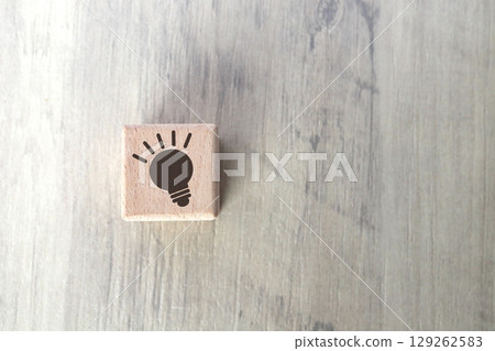 帶有燈泡的木塊象徵著靈感和想法 129262583