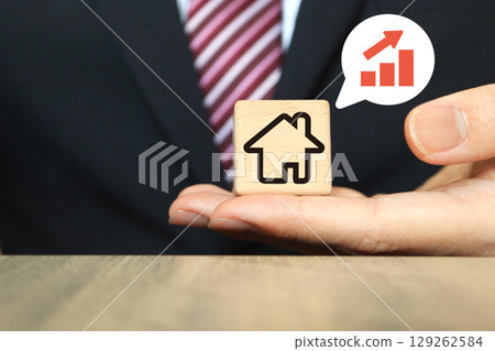 商人和房屋街區顯示房地產價格上漲 商人和房屋街區顯示房地產價格上漲 129262584