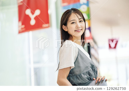 在商業設施中工作的年輕女子的肖像 129262730
