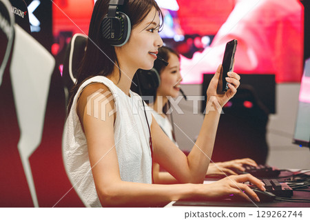 年輕女子在電競比賽中享受遊戲 年輕女子在電競比賽中享受遊戲 129262744