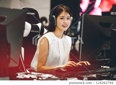 享受電競的年輕女子肖像 享受電競的年輕女子肖像 129262749