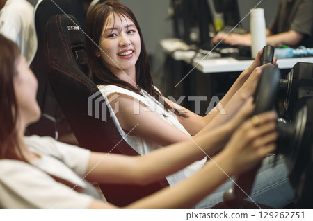 享受賽車遊戲的年輕女子 129262751