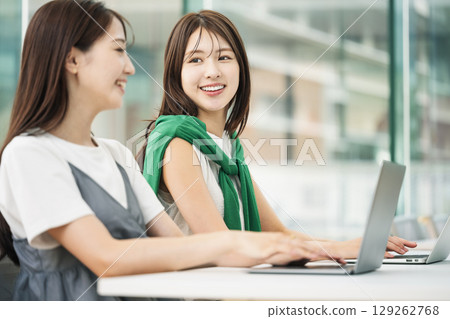 Young woman taking a class with friends 129262768