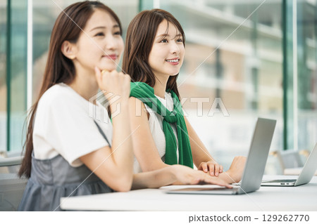 年輕女子正在上課 129262770