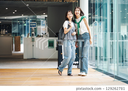 Young woman going shopping with friends 129262781