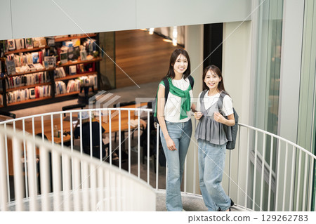 年輕女子朋友一起去購物 年輕女子朋友一起去購物 129262783