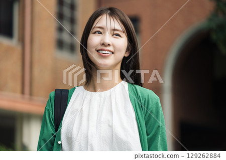 一名女大學生獨自在學校行走 一名女大學生獨自在學校行走 129262884