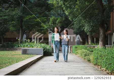 年輕女子朋友在公園散步 129262933