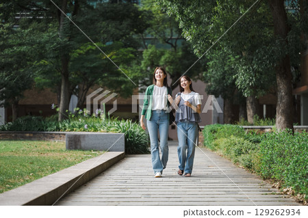 大學生與朋友散步聊天 129262934