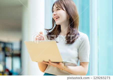 年輕的商界女強人 129263273