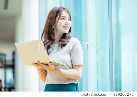 年輕的商界女強人 129263275