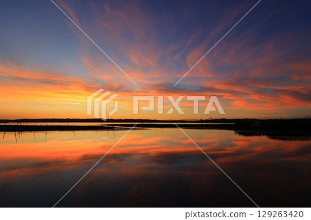 Morning glow reflected on the water surface 129263420