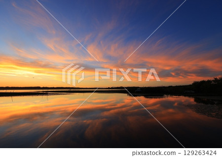 Morning glow reflected on the water surface Morning glow reflected on the water surface 129263424