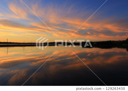 Morning glow reflected on the water surface 129263430