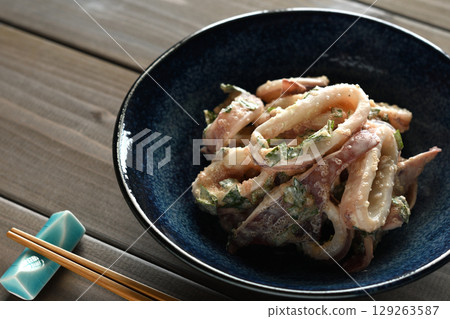 魷魚佐辣明太魚子和蛋黃醬 129263587