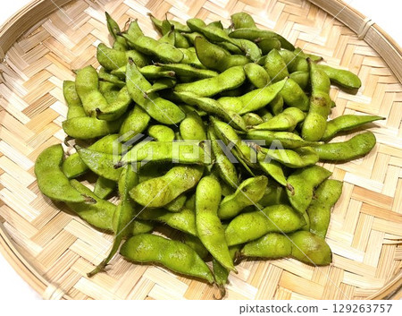 Fresh raw dadachamame beans, in season in summer5 Fresh raw dadachamame beans, in season in summer5 129263757