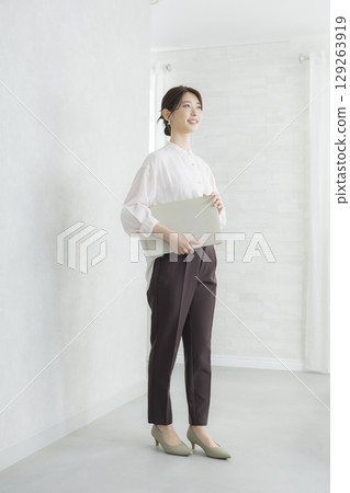 有筆記型電腦的女人 有筆記型電腦的女人 129263919