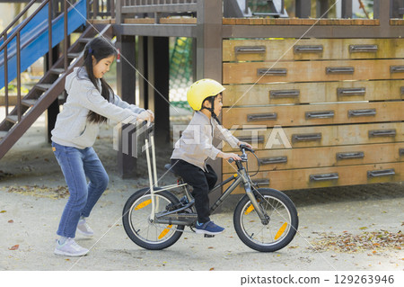 孩子們騎自行車 129263946