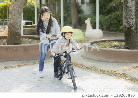 孩子們騎自行車 129263950